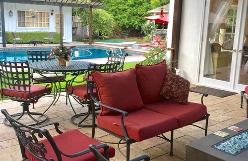 Northridge Apartment | Poolside Oasis King/Parking/Netflex/BBQ/Spa/Laundry 1 Acre Gated Estate !