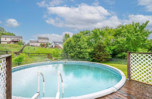Walton House | Poolside Paradise Near the Ark