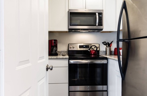 South Arlington Apartment | Pop Art Studio with all amenities and Private Backyard