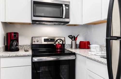 South Arlington Apartment | Pop Art Studio with all amenities and Private Backyard