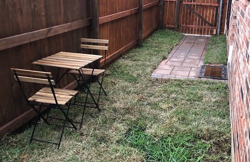 South Arlington Apartment | Pop Art Studio with all amenities and Private Backyard