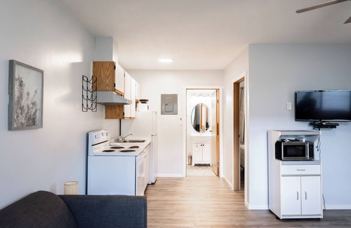 Okanagan-Similkameen Hotel | Poplars Motel on the lake