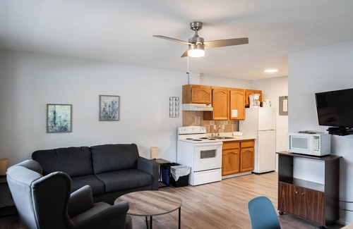 Okanagan-Similkameen Hotel | Poplars Motel on the lake