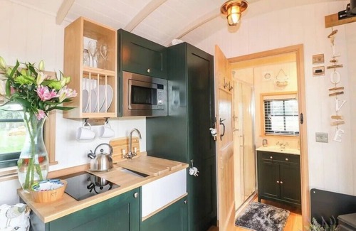 Redmile Cabin | Poppie's Shepherd's Hut - Wellness & Hot Tub