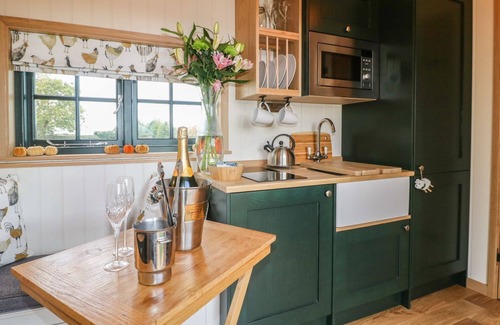 Redmile Cottage | POPPIE'S SHEPHERDS HUT AT SHEPHERDS LODGE RETREAT AND WELLNESS in Redmile