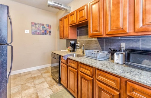 DeBaliviere Place Condo | Popular King + Queen Beds-Steps to Metrolink & Free Gated Parking