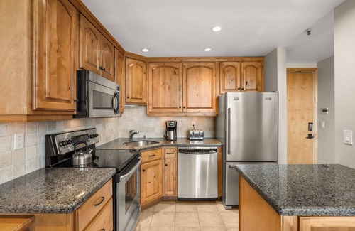 Snowmass Village Condo | Popular Snowmass Condo! Outdoor Pool & HT/Wood FP/Balcony/Grill. Elevator, Parking. Next to Village