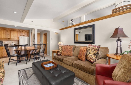 Snowmass Village Condo | Popular Snowmass Condo! Outdoor Pool & HT/Wood FP/Balcony/Grill. Elevator, Parking. Next to Village