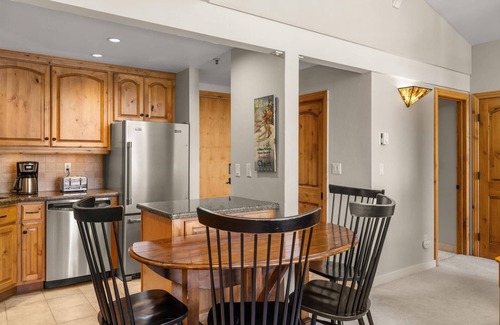 Snowmass Village Condo | Popular Snowmass Condo! Outdoor Pool & HT/Wood FP/Balcony/Grill. Elevator, Parking. Next to Village