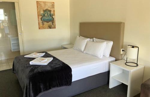 Rockhampton Hotel | Porky's Motel Rockhampton