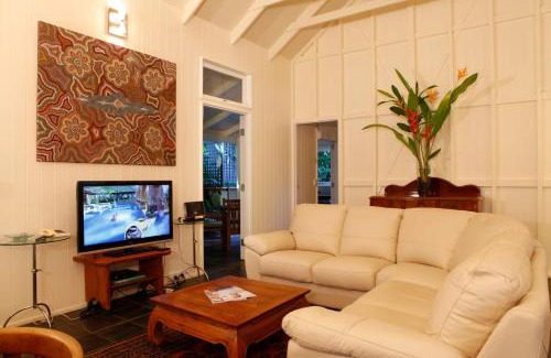 Port Douglas Hotel | Port Douglas Cottage & Lodge