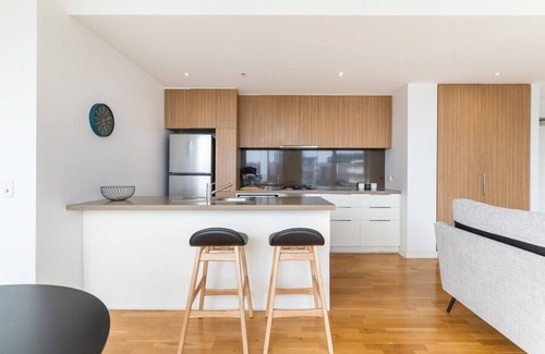 Port Melbourne Apartment | Port Melbourne and a glimpse of the sparkling bay - sleeps 4