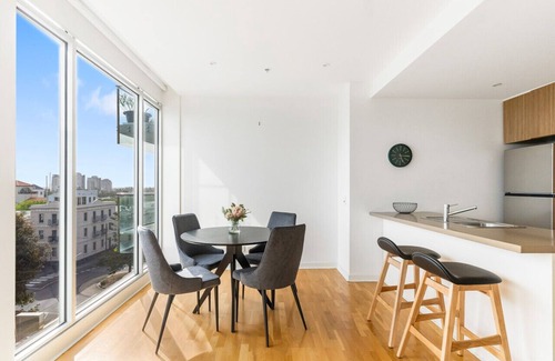 Port Melbourne Apartment | Port Melbourne and a glimpse of the sparkling bay - sleeps 4