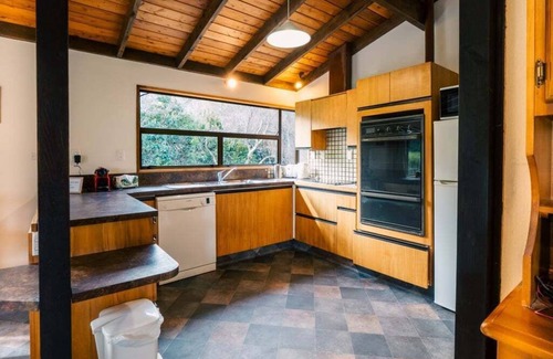 Akaroa House | Port Watch – Relaxed Kiwi Bach Over Akaroa Harbour