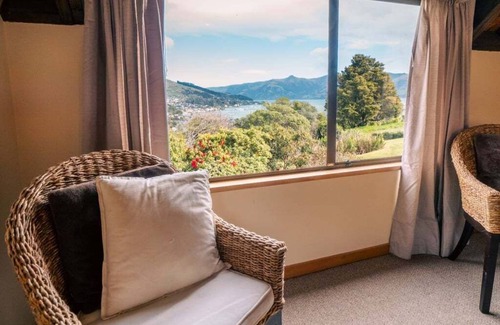Akaroa House | Port Watch – Relaxed Kiwi Bach Over Akaroa Harbour