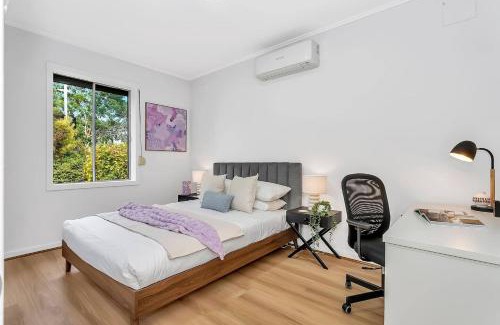 Oaklands Park House | Porta Marion - Practical Comfort Opposite Westfield