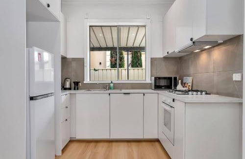 Oaklands Park House | Porta Marion - Practical Comfort Opposite Westfield