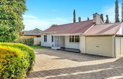 Oaklands Park House | Porta Marion - Practical Comfort Opposite Westfield