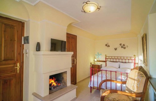 Portaria Bed & Breakfast | Portaria Pool Getaway - Palladio Stone Gem