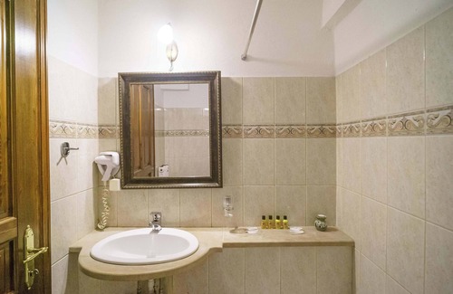 Portaria Bed & Breakfast | Portaria Pool Getaway - Palladio Stone Gem