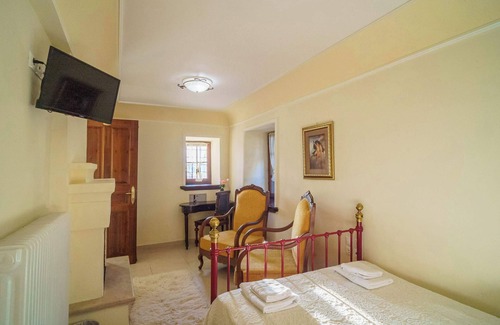 Portaria Bed & Breakfast | Portaria Pool Getaway - Palladio Stone Gem