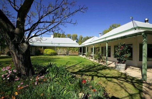 Skurray House | Portee a Murray River Outback Homestead. A picture of outback Australia