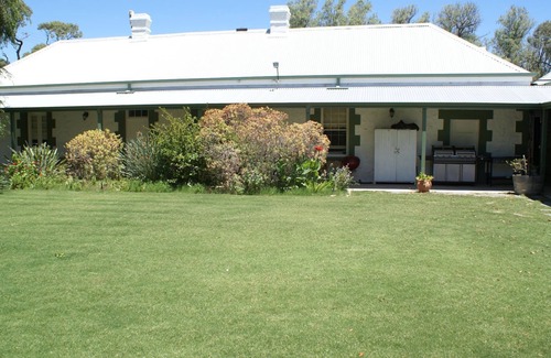 Skurray House | Portee a Murray River Outback Homestead. A picture of outback Australia