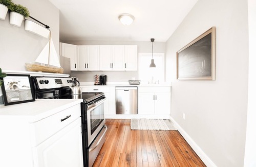 East Bayside Apartment | PORTLAND PENINSULA-SPACIOUS WALKABLE EAST END SPOT