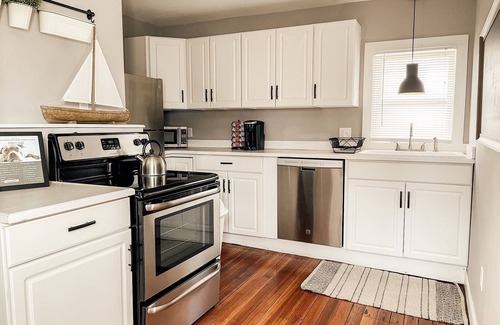 East Bayside Apartment | PORTLAND PENINSULA-SPACIOUS WALKABLE EAST END SPOT