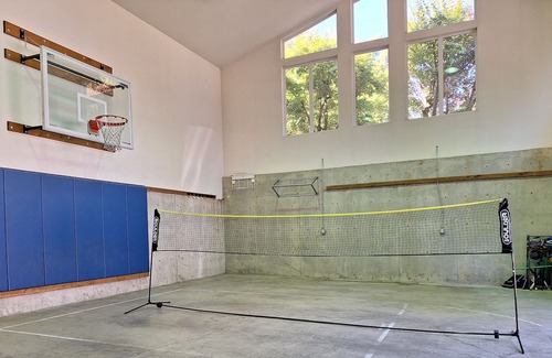 Cedar Mill House | Portland Pool Lodge - Great for Groups - 10 minutes from Downtown - Sleeps 16