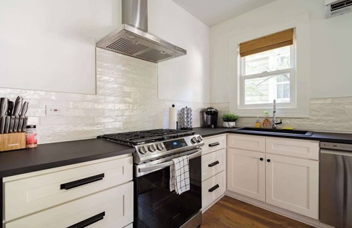 Uptown House | Posh Local 2BR - Boutiques & Eateries