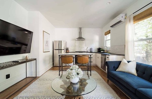 Uptown House | Posh Local 2BR - Boutiques & Eateries
