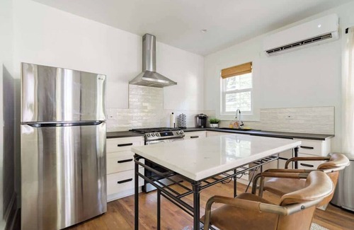 Uptown House | Posh Local 2BR - Boutiques & Eateries