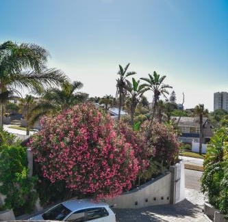 Humewood Apartment | Posh Spot on the beachfront sleeps 5