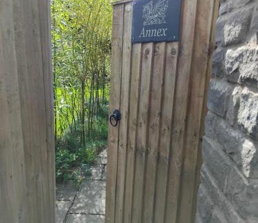 Glangrwyney Apartment | Post Office Row Apartment and garden