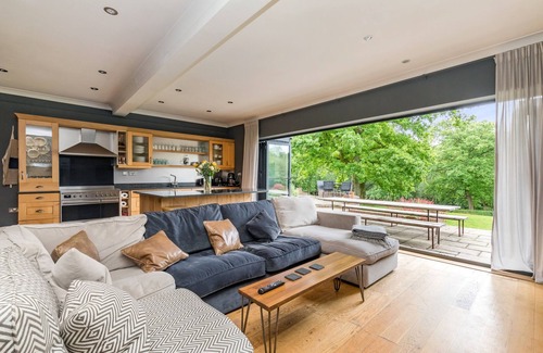Crowborough House | Poundgate Park Holiday House 8 Bedroom in 2 adjoining properties ,1h from London