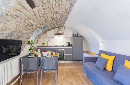Torno Apartment | Pozzo Vertical Apartment with garden and parking