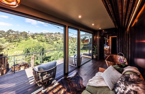 Hepburn Cottage | Precariously perched villa on edge of ravine