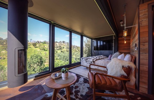 Hepburn Cottage | Precariously perched villa on edge of ravine
