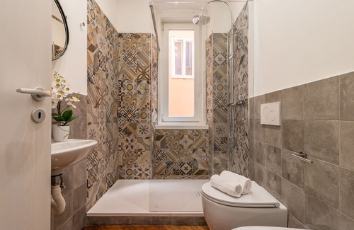 Trieste City Centre Apartment | Pregiata camera con bagno privato - Blu di Persia