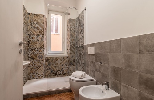 Trieste City Centre Apartment | Pregiata camera con bagno privato - Blu di Persia