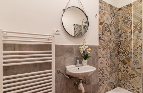 Trieste City Centre Apartment | Pregiata camera con bagno privato - Blu di Persia