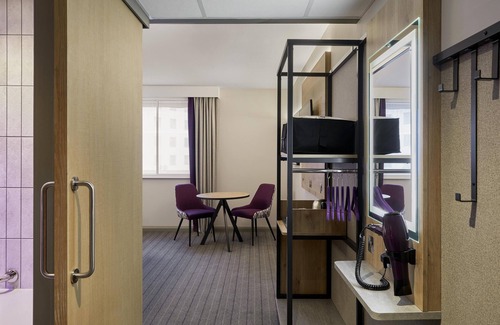 Horsham Hotel | Premier Inn Horsham North