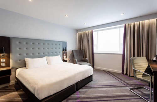 Crawley Hotel | Premier Inn London Gatwick Manor Royal