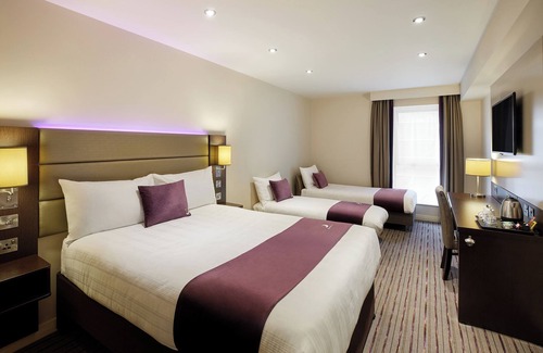 Wilmslow Hotel | Premier Inn Manchester - Handforth