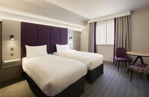 Stoke-on-Trent Hotel | Premier Inn Stoke/Trentham Gardens