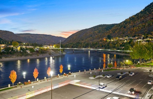 Trail Apartment | Premier Riverside King Room - Suite - 1 King