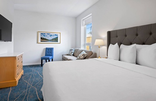 Trail Apartment | Premier Riverside King Room - Suite - 1 King