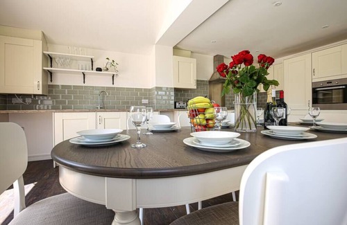 Bicester House | Premium 4 large double bed townhouse in Bicester