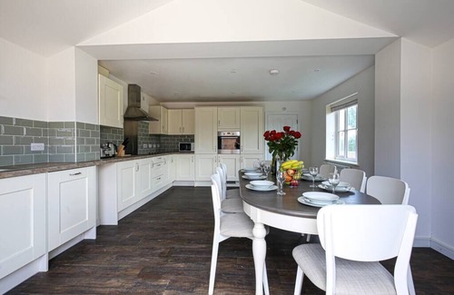 Bicester House | Premium 4 large double bed townhouse in Bicester
